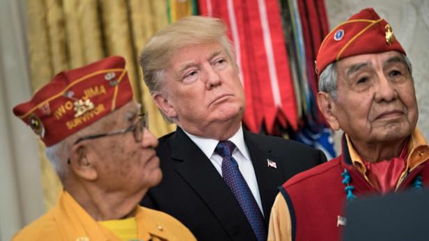 Donald Trump mit Navajo-Vertretern