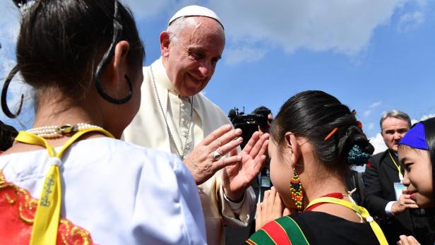 Papst Franziskus bei seiner Ankunft in Yangon