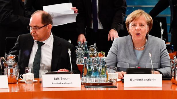 Landwirtschaftsminister Schmidt (falsches Namensschild) mit Kanzlerin Merkel