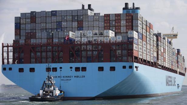 Das weltgrößte Containerschiff Maersk MC-Kinney Moller kommt im Hafen von Rotterdam in den Niederlanden an. (17.08.2013)