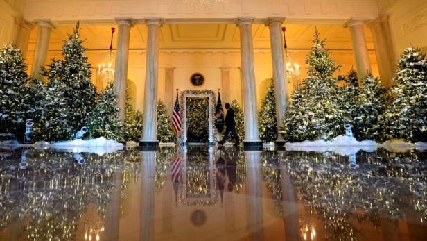 Das Weiße Haus erstrahlt jedes Jahr in weihnachtlichem Glanz. Heuer wirkt die Dekoration des Regierungssitzes in Washington, D.C. besonders &quot;weihnachtlich&quot;.
