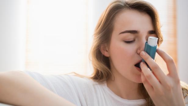 Frauen erkranken viel öfter an Asthma als Männer.