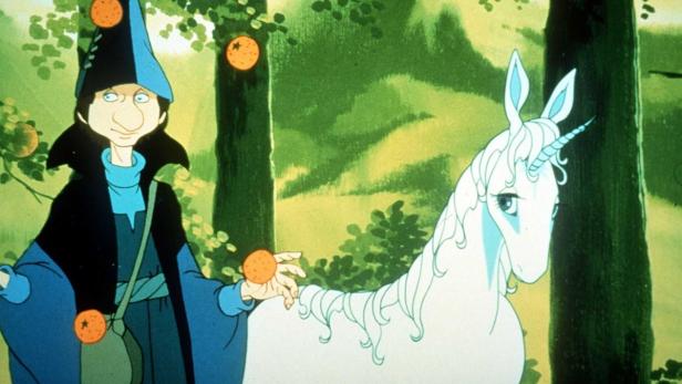 Der Zauberer Schmendrick berührt das Einhorn in einer Szene aus dem Film „Das letzte Einhorn“.