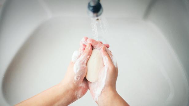 Häufigeres Händewaschen ist in der Schnupfenzeit Pflicht.