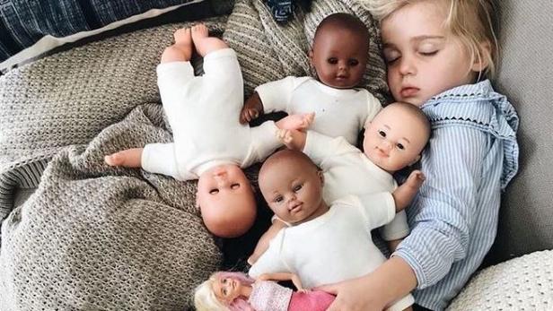 Kind mit Puppen: Foto geht im Netz durch die Decke