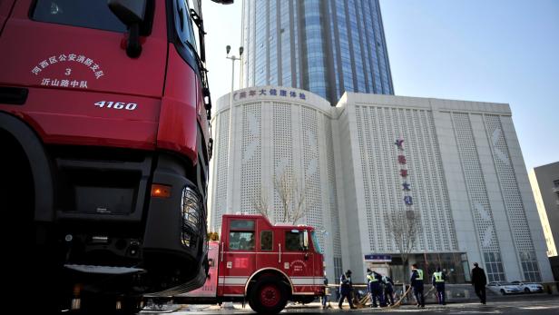 Die Feuerwehr vor dem Hochhaus.