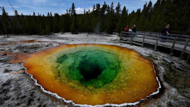 Der farbenprächtige Grand Prismatic Spring im Yellowstone-Nationalpark.