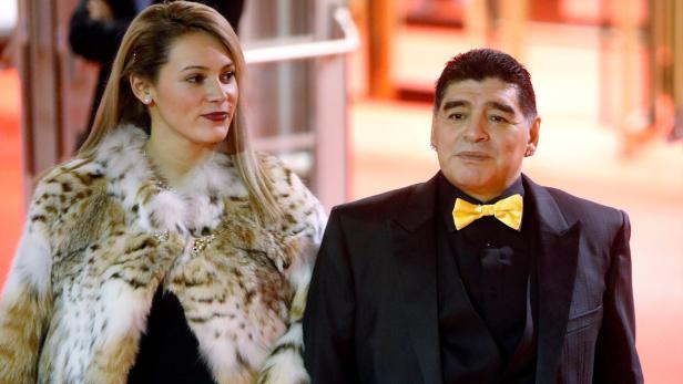 Ein Mann wie Diego Maradona darf bei so einem Ereignis wie dem in Kreml nicht fehlen. Hat ihm die Dame an seiner Seite die gelbe Fliege eingeredet?