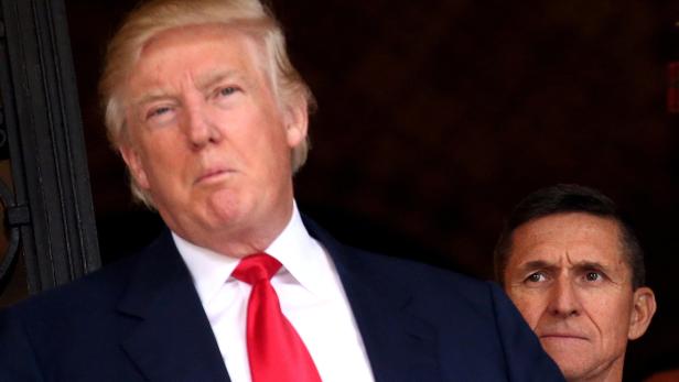 Donald Trump und Michael Flynn im Hintergrund