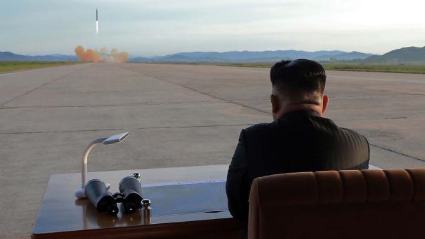 Kim Jong-Un beim Raketen testen