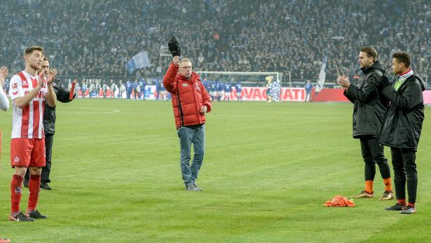 Eine große Geste des Respekts: Stögers Spieler standen auf Schalke Spalier.