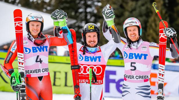 In der Mitte steht Marcel Hirscher und links und rechts neben ihm zwei andere Ski-Fahrer