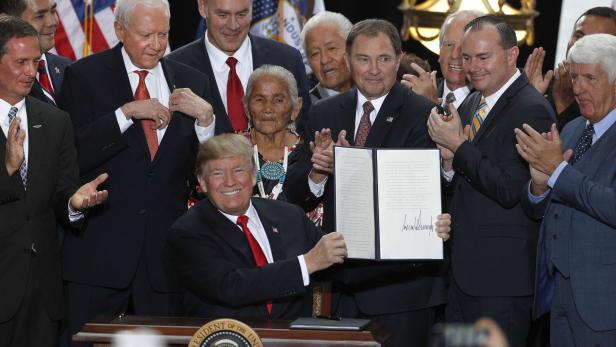 Trump und sein Politiker Team und Gäste.