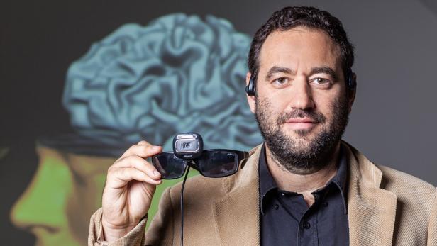 Neurowissenschafter Amir Amedi mit der Kamera auf der Brille.