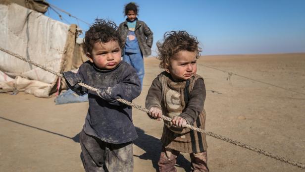 Kinder, die aus Raqqa geflohen sind.