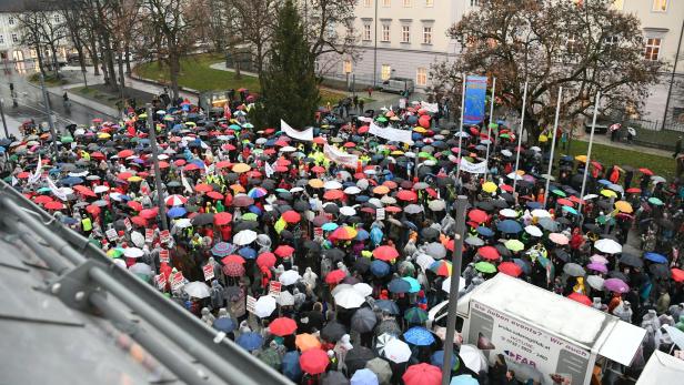 Kundgebung vor dem Linzer Landhaus Dienstagfrüh