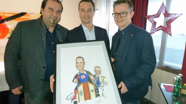 Ein Geschenk zum Abschied als Klubchef: Robert Hergovich (SPÖ) geht in die AK zurück und bekam von Kollegen Geza Molnar (re.) eine Karikatur geschenkt, gezeichnet von Gerald Koller (li.)