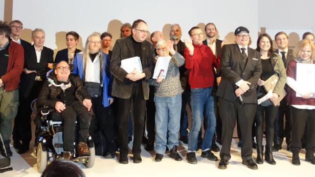 Gruppenfoto der Preisträgerinnen und Preisträger mit Mitgliedern der Jury und von Sponsoren