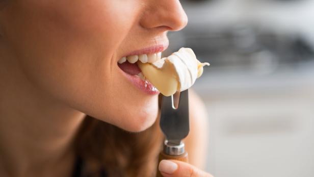 Käse verhindert die Entmineralisierung des Zahnschmelzes.