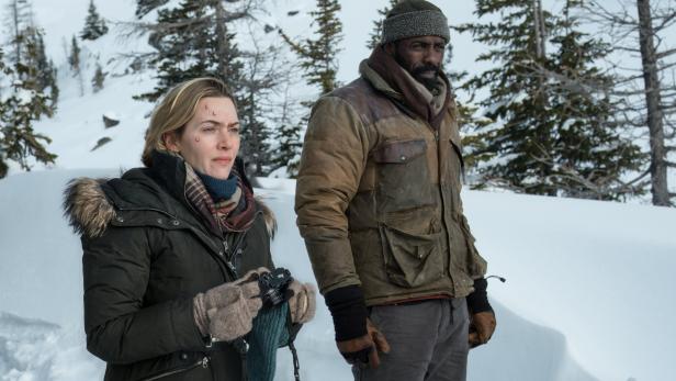 Kate Winselt und Idris Elba stürzen gemeinsam im Schnee ab