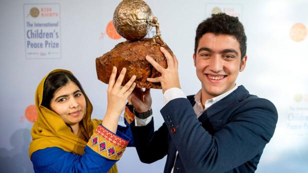 Malala Yousafzai überreicht dem diesjährigen Gewinner des Kinder-Friedens-Preises Mohamad Al Jounde die Statue