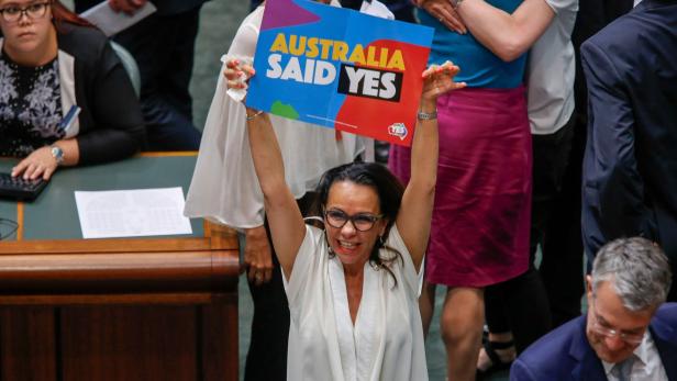 Parlament in Canberra: Labor-Politikerin Linda Burney feiert den Beschluss.