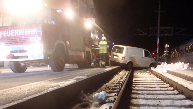 Die Feuerwehr entdeckte das Fahrzeug direkt im Bahnhof der Kaiserstadt.