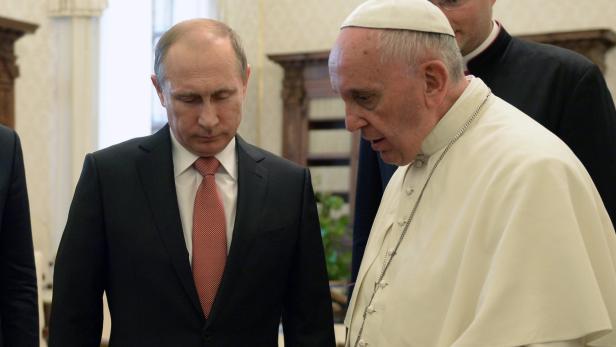 Epa04792507 Pope Francis (R) and Russian President Vladimir Putin (C) meet at the Vatican, 10 June 2015. EPA/ALEXEY NIKOLSKY / RIA NOVOSTI / KREMLIN POOL MANDATORY CREDIT