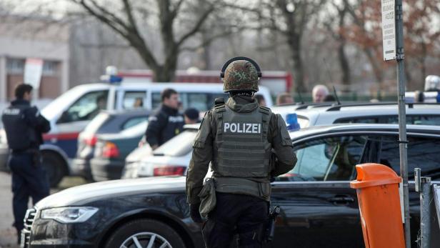 OBERÖSTERREICH: GROSSFAHNDUNG NACH MESSERATTACKE I Im Bild: Einsatzkräfte der Polizei in Linz