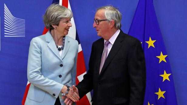 Die britische Premierministerin May und EU-Kommissionspäsident Juncker.