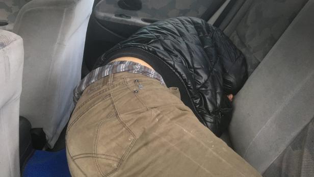 Ein 17-Jährgier soll in einem alten Auto geschlafen haben