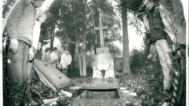 Öffnung des Grabes von Mary Vetsera am Friedhof in Mayerling