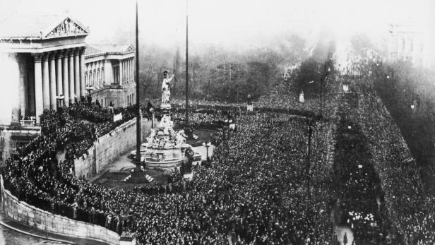 Massendemo vor dem Parlament am 12. November 1918