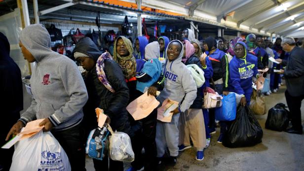 Migranten aus Nigeria gehen in Tripolis an Bord eines Flugzeugs nach Lagos