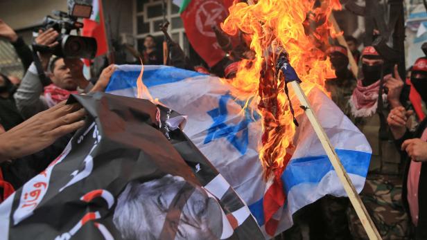 Nicht nur im Nahen Osten werden aktuell israelische Flaggen verbrannt.
