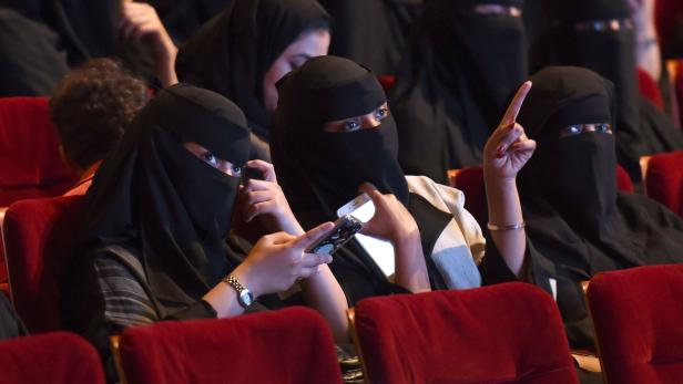 Verhüllte saudi-arabische Frauen in einem Kino.