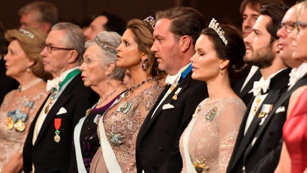 Am Sonntagabend gaben sich die schwedischen Royals ein Stelldichein bei der alljährilichen Nobelpreisverleihung in Stockholm. Die Damen des Königshauses hatten sich für den festlichen Anlass wie immer edel in Schale geworfen.