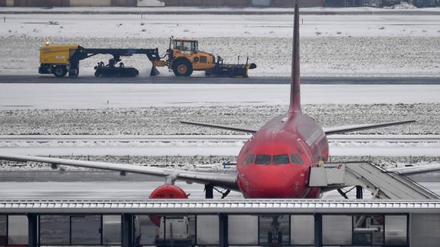 Verschneiter Flughafen in Brüssel.