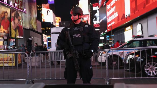 Ein Polizist am Times Square.