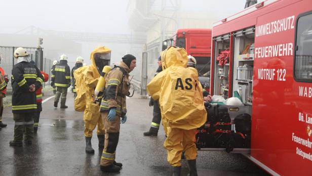 Schadstoffspezialisten der Feuerwehr durchkämmten das Agrana-Gelände in Aschach an der Donau.
