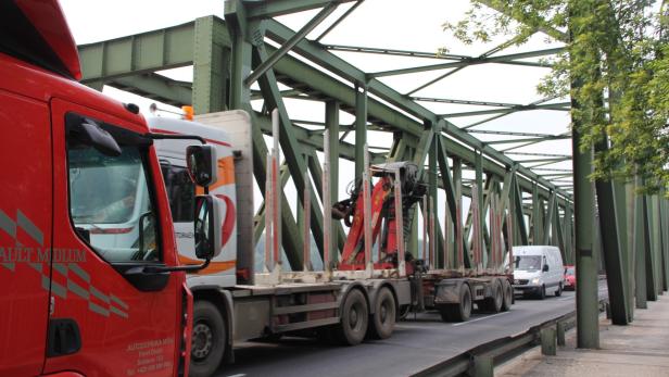 Mit rund 21.000 Fahrzeugen, davon 2800 Lkw täglich, ist die überalterte B123-Donaubrücke ein Nadelöhr, dass täglich Staus erzeugt.