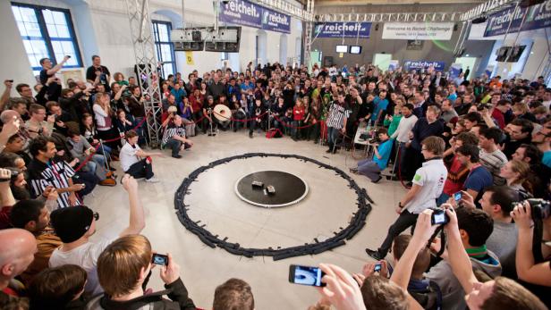 Das Finale der Mega Sumo Disziplin bei der RobotChallenge 2012.