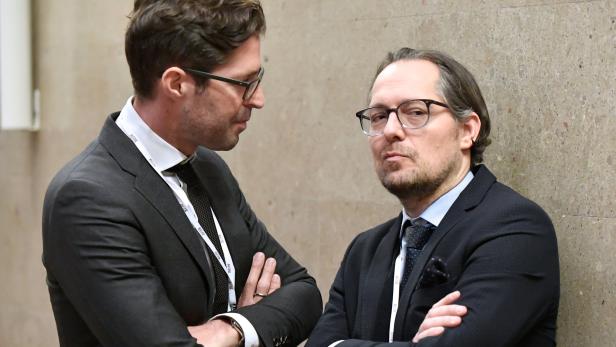 Die Anwälte Oliver Scherbaum (links) und Norbert Wess vor Prozessbeginn im Großen Schwurgerichtssaal am Wiener Straflandesgericht