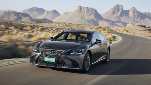 Lexus LS 500h: Luxus-Limousine trifft Origami-Katze