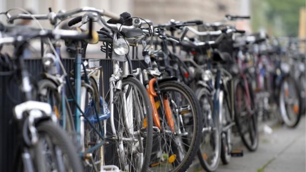 Eine Reihe von Fahrrädern steht an einem Fahrradständer.
