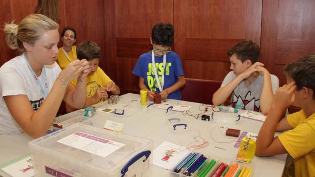 Eine Gruppe Kinder nimmt an einem Workshop zum Thema Elektrizität teil.