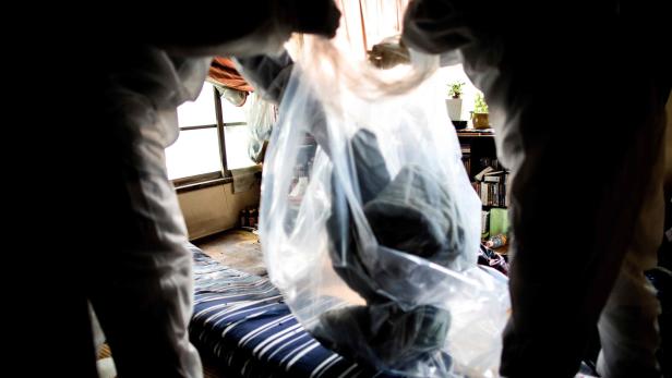 Die Wohnung eines einsam Verstorbenen in Japan wird geputzt.