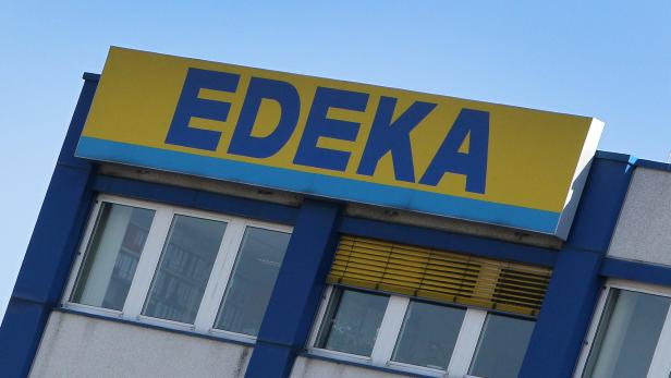 The logo of German supermarket chain EDEKA is pictured in Heddesheim, western Germany, on March 17, 2016. German Vice Chancellor, Economy and Energy Minister Sigmar Gabriel gave his green light on March 17, 2016 to Edeka for the takeover of the Kaiser&#039;s Tengelmann retail chain. / AFP PHOTO / DANIEL ROLAND