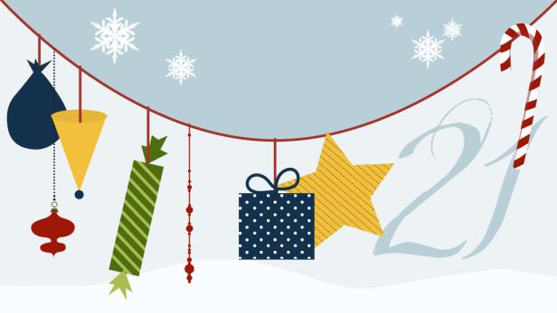 Eine festliche Girlande mit Weihnachtsschmuck und der Zahl 21 vor einem hellblauen Hintergrund.
