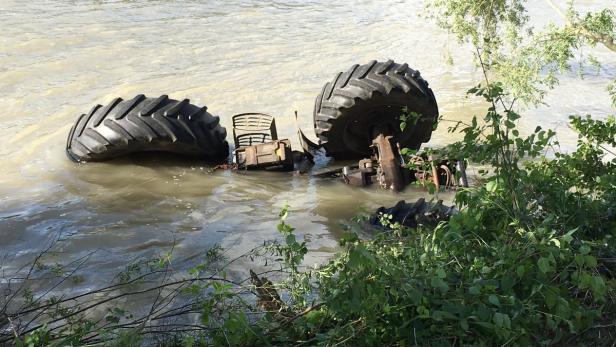 Traktor stürzte in die Donau, Lenker blieb unverletzt